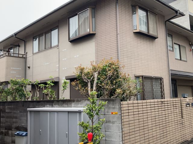 東京都目黒区五本木の木造2階建て家屋解体工事前の様子です。
